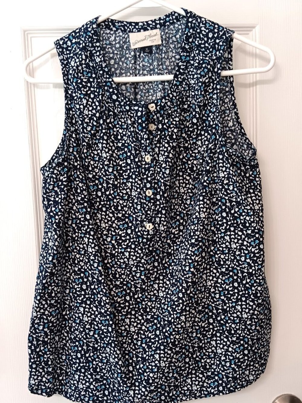 Universal Thread Women's Multi-Blue & White Sleeveless Qtr Button Up Blouse - M